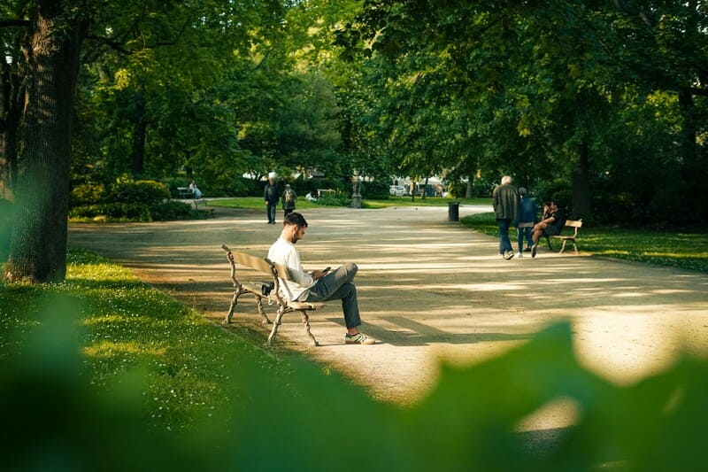 Un homme assis sur un banc dans le jardin du Grand Rond à Toulouse