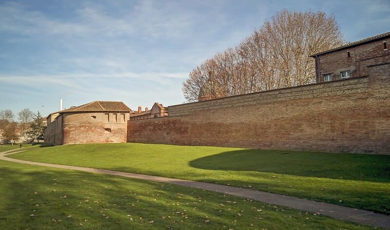 Les remparts St-Cyprien le long du jardin Raymond VI à Toulouse